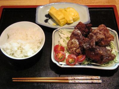 竜田揚げ　卵焼き　キャベツとトマトのサラダ